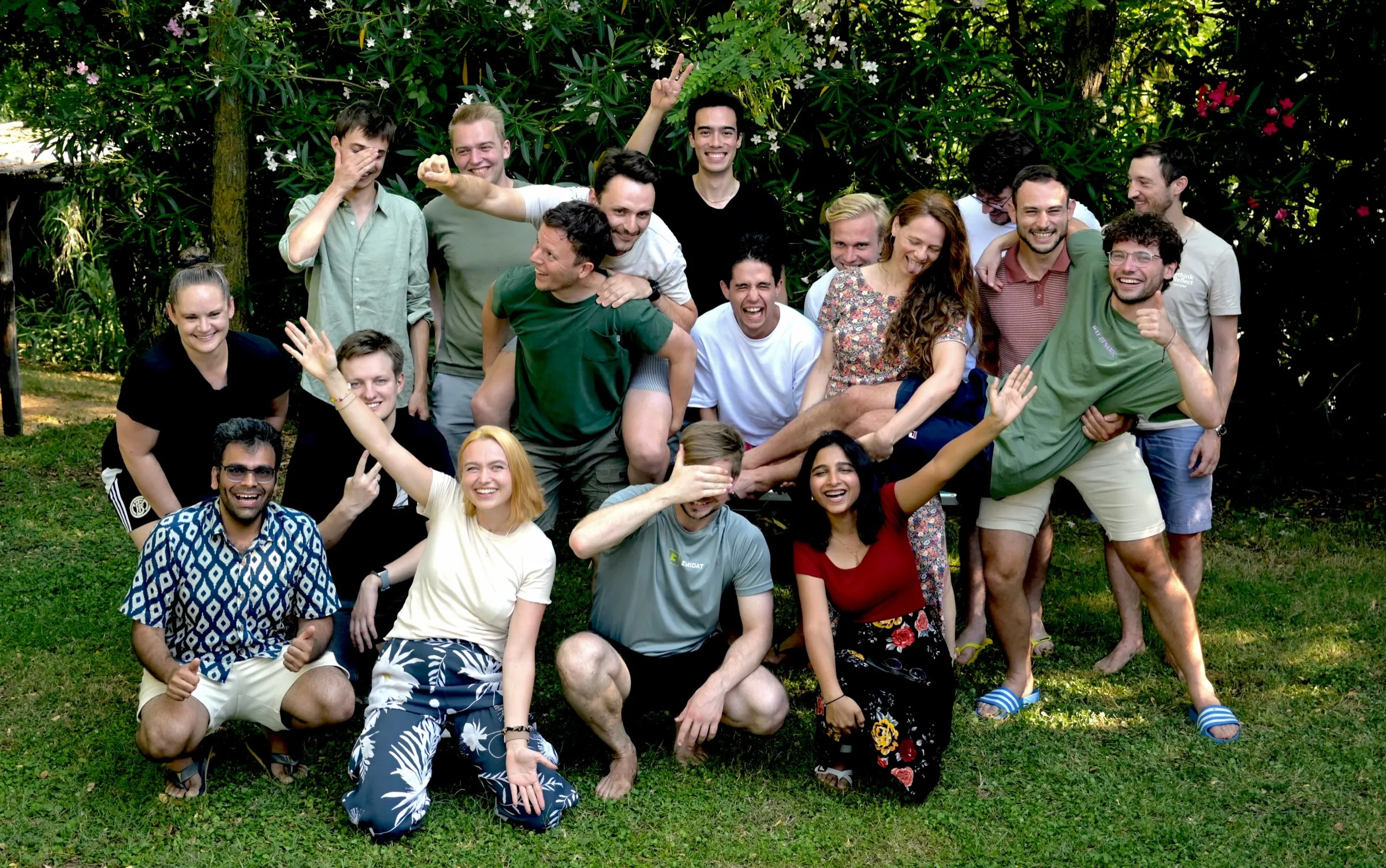 Das Emidat-Team posiert gemeinsam auf einer Wiese